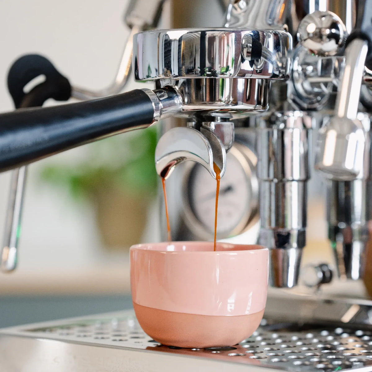 Portafilter dubbele uitloop 58 mm E61 zwart: espresso boven een roze kopje