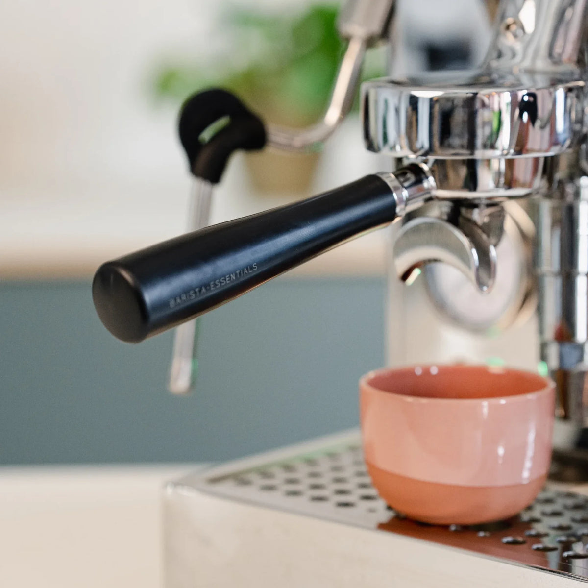 Portafilter dubbele uitloop 58 mm E61 zwart: zwart handvat in de espressomachine