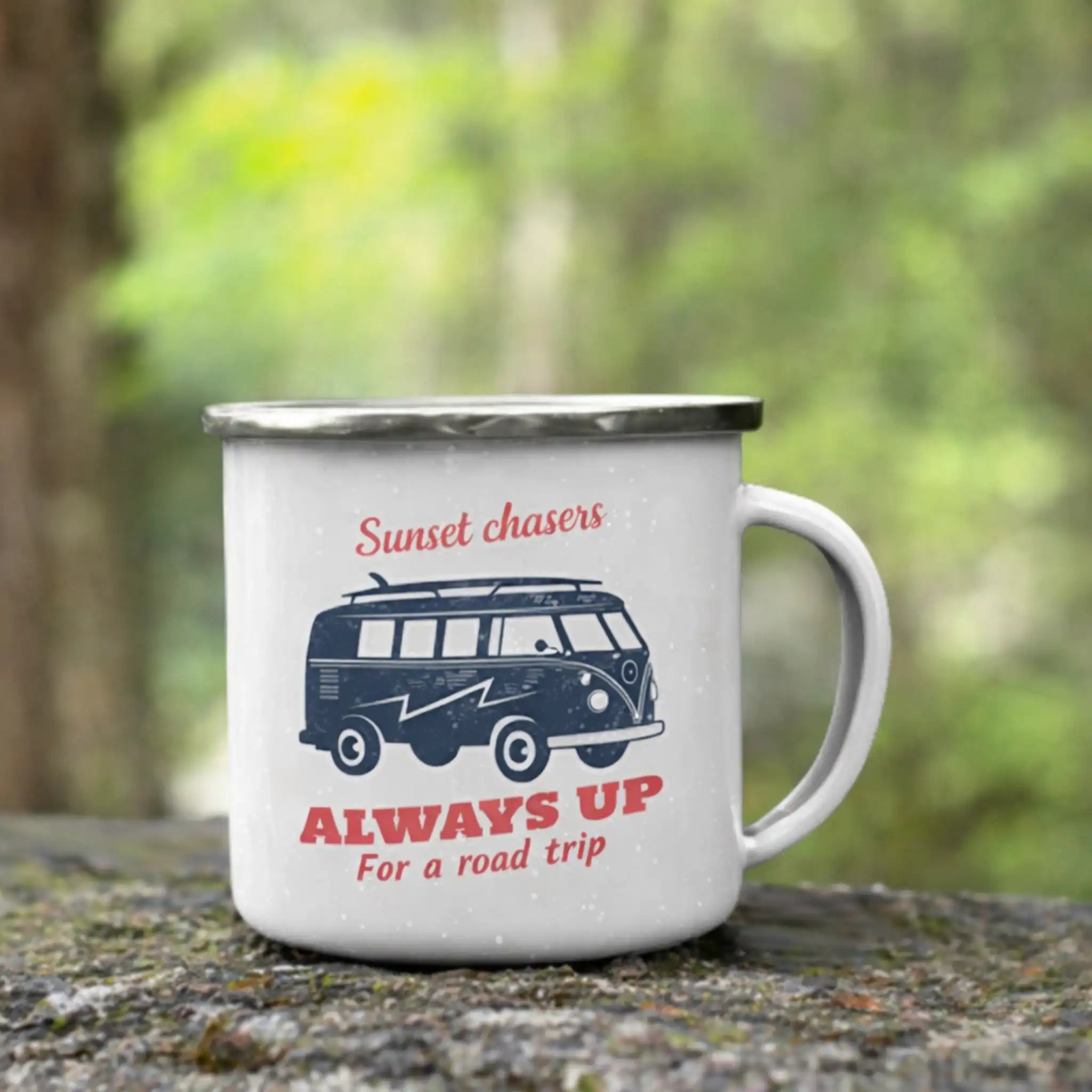 Sfeerbeeld van een gepersonaliseerde emaille mok in een natuurlijke setting, gebruikt in het prijsoverzicht voor zakelijke afname van bedrukte mokken