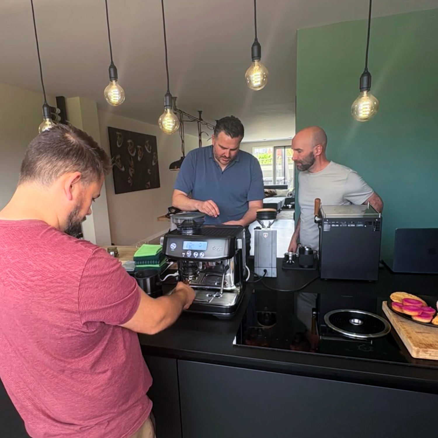 Geert-Jan de Baristaman begeleidt twee deelnemers op een Ascaso en een Sage Barista Pro tijdens een privé barista workshop aan huis, ieder op de eigen espressomachine.