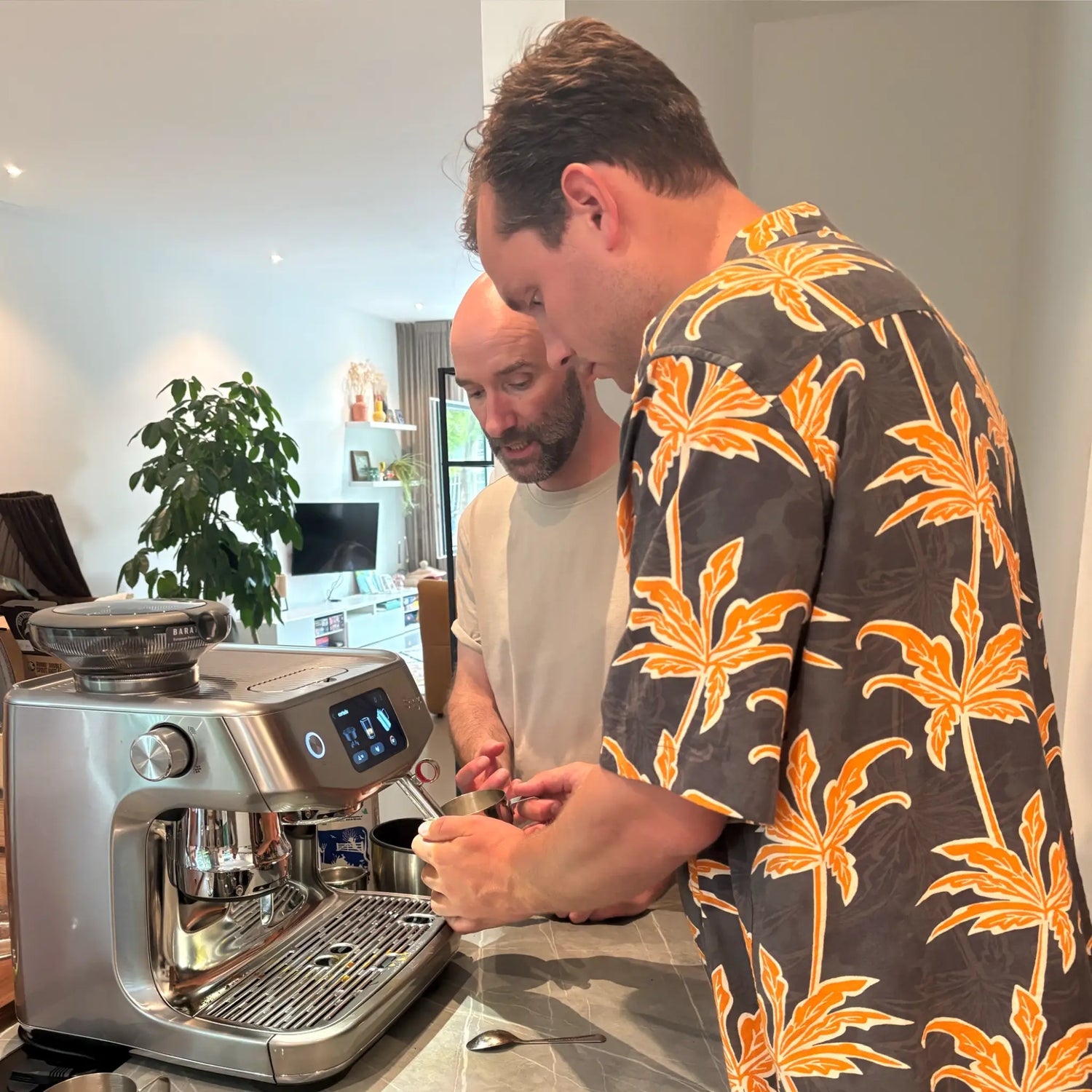 Persoonlijke begeleiding bij koffiezetten tijdens een privé barista workshop aan huis op de eigen espressomachine.