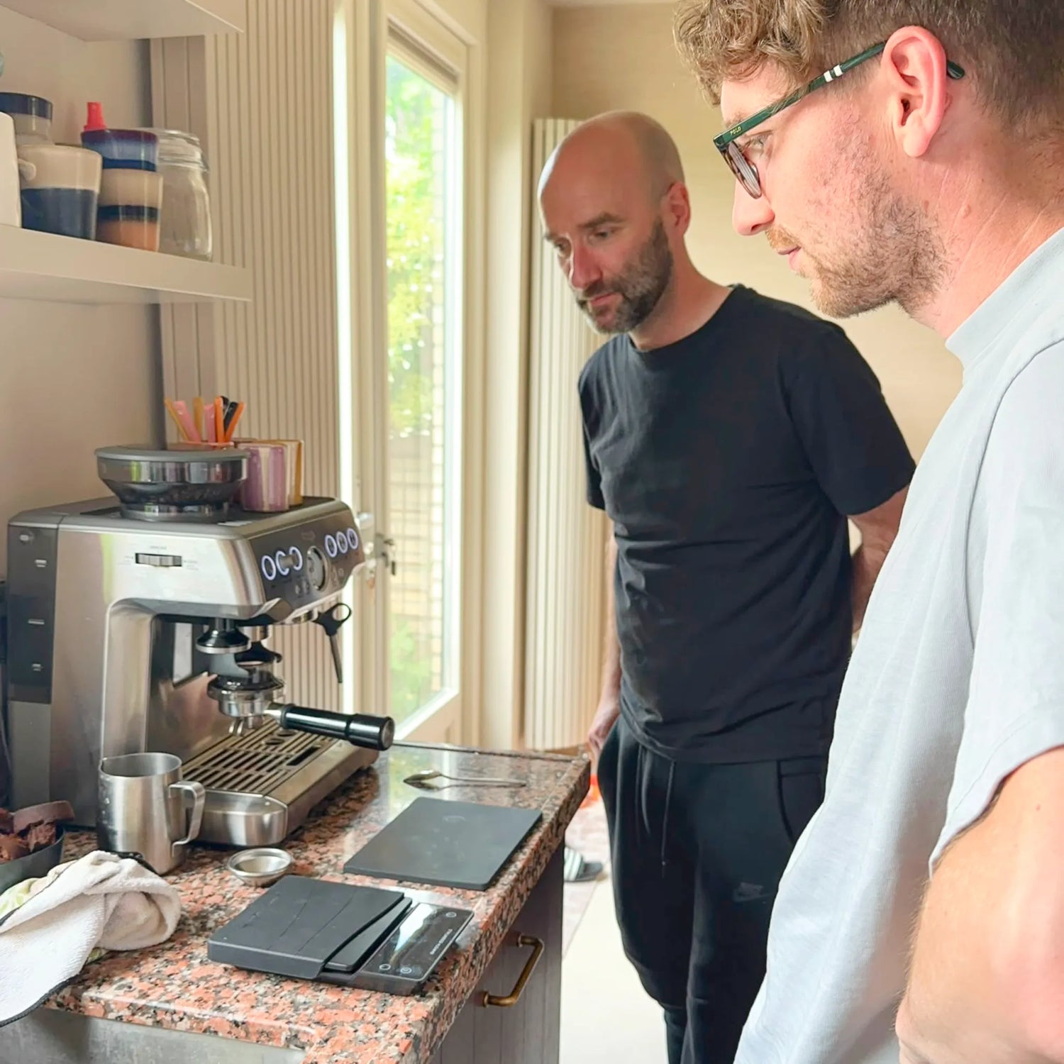 Geert-Jan de Baristaman begeleidt een deelnemer tijdens een privé barista workshop aan huis bij espresso-extractie op de eigen espressomachine.
