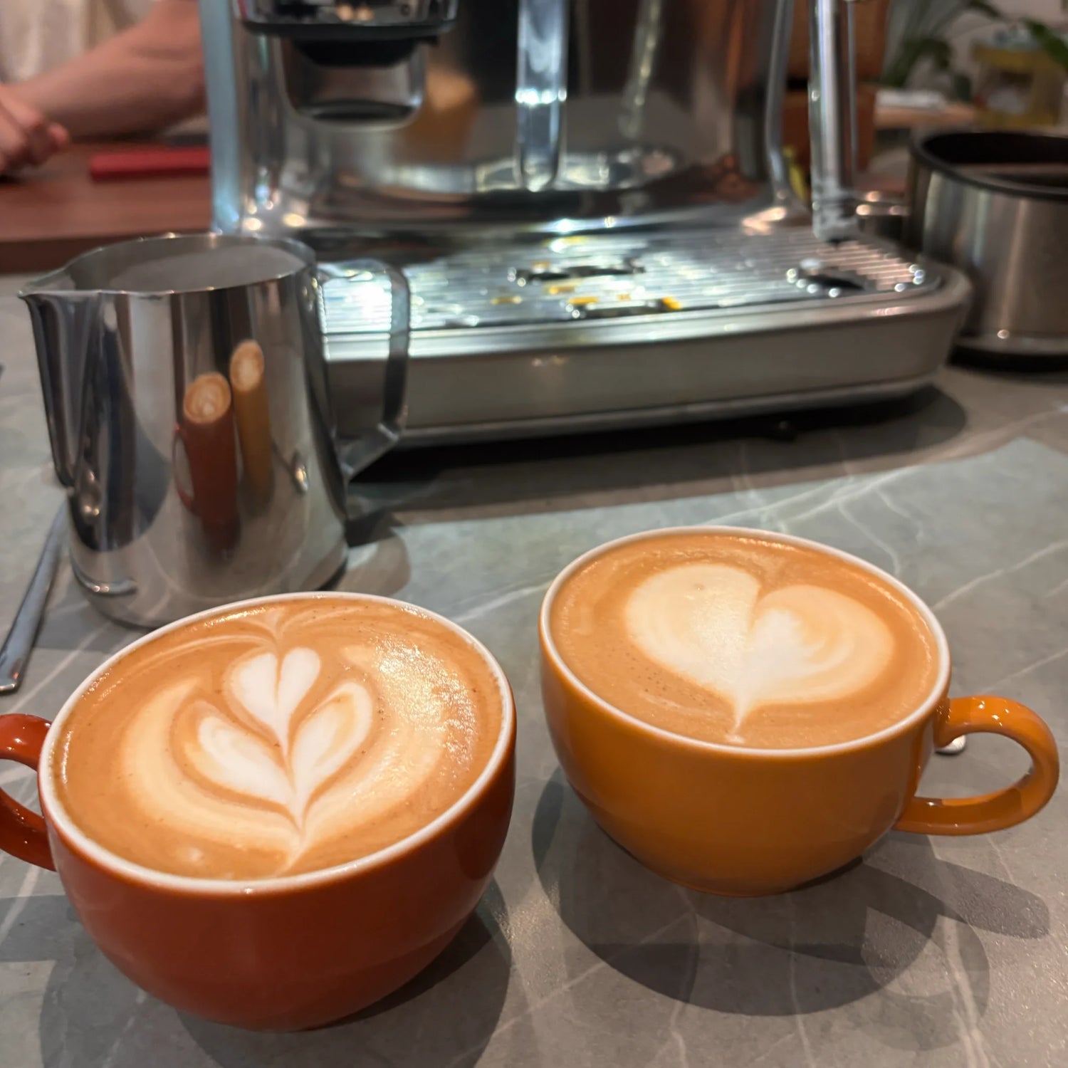 Twee cappuccino’s met latte art tijdens een privé barista workshop aan huis op de eigen espressomachine.
