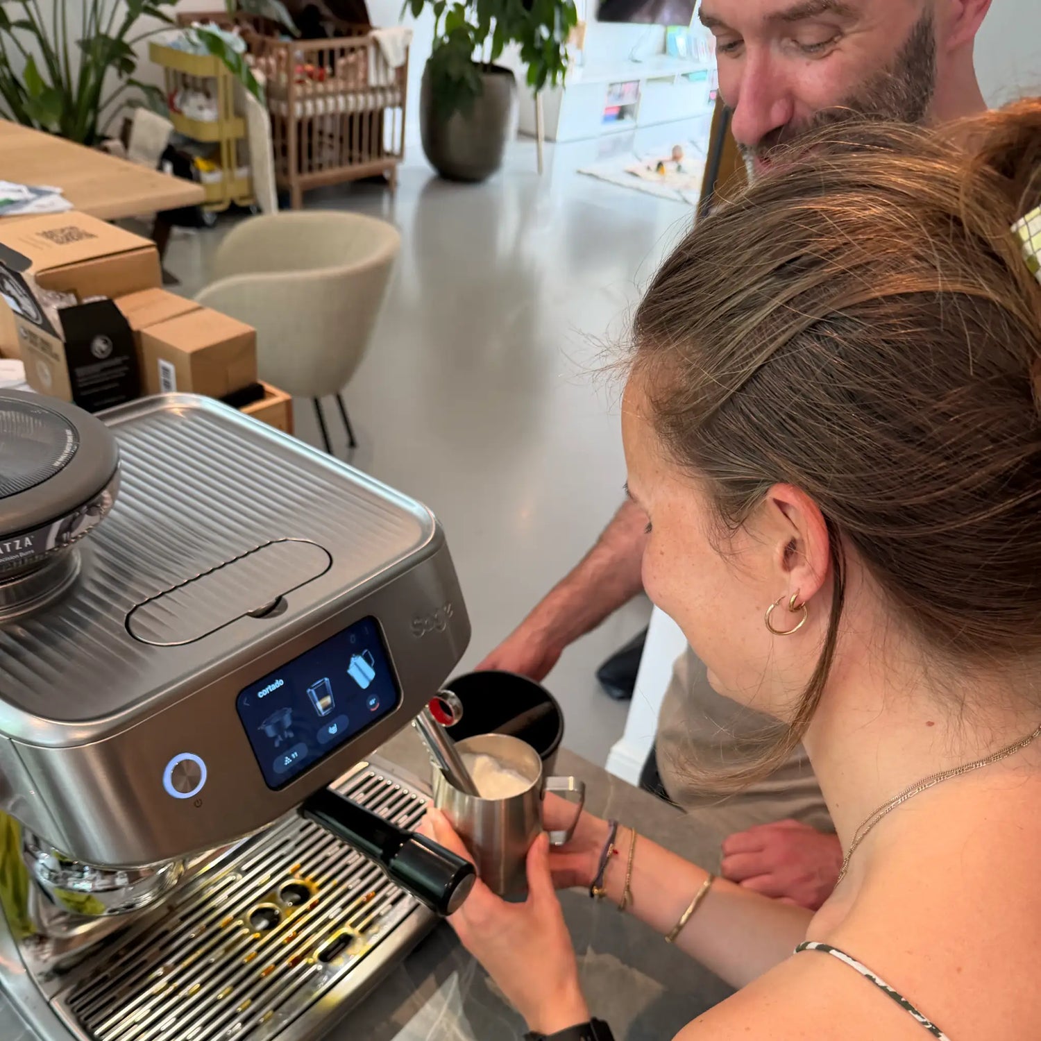 Melk opschuimen met persoonlijke uitleg tijdens een privé barista workshop aan huis op de eigen espressomachine.