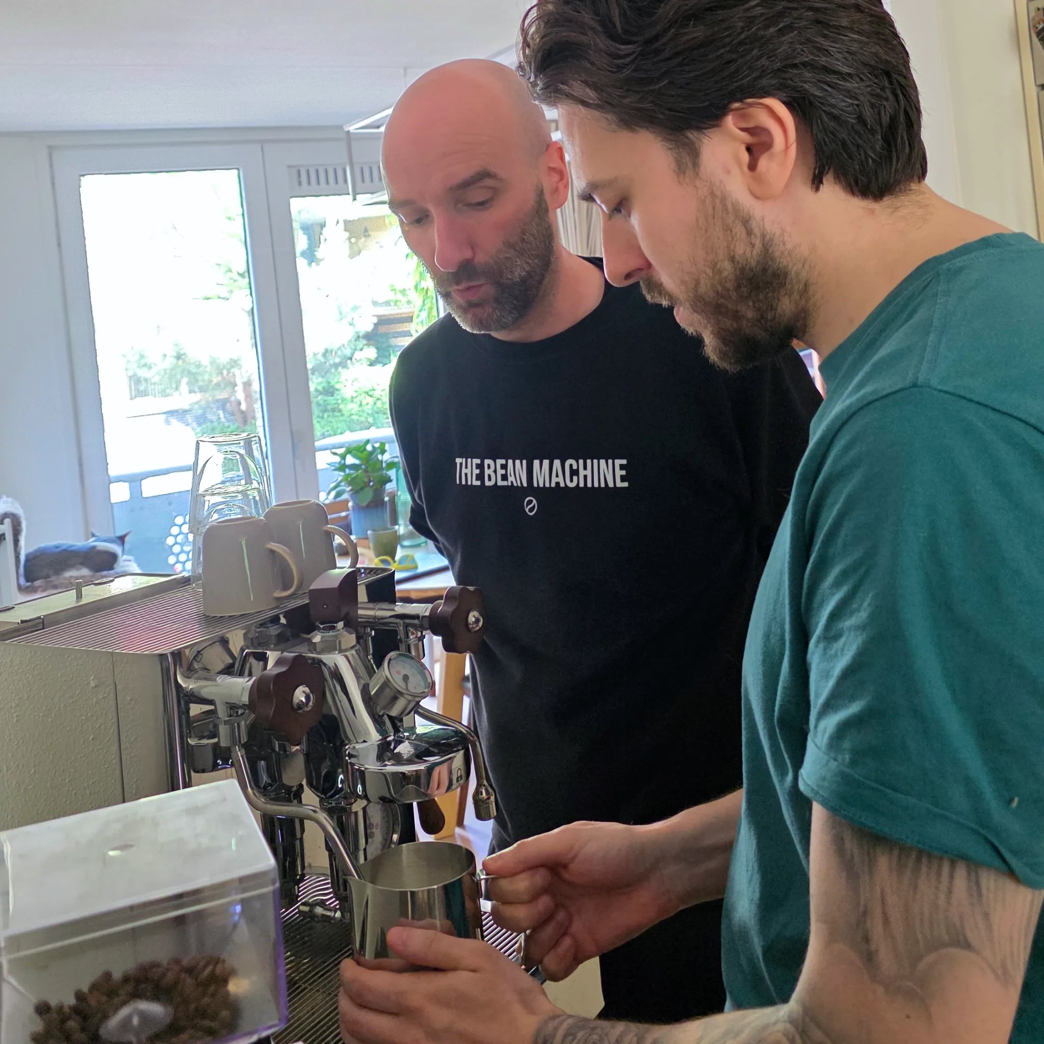 Privé barista workshop aan huis in Utrecht op een Rocket espressomachine, met uitleg over espresso zetten en melk schuimen door De Barista Shop.