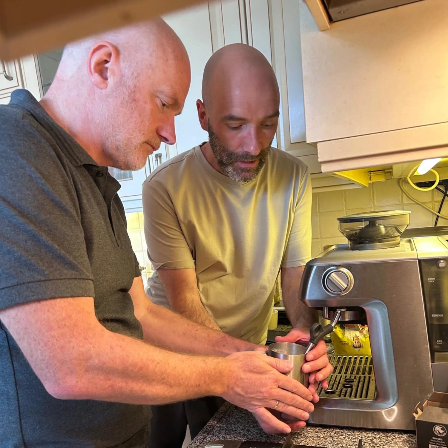 Deelnemer schuimt melk op met zijn eigen Sage Barista Express tijdens een privé barista workshop, onder begeleiding van Geert-Jan de Baristaman.
