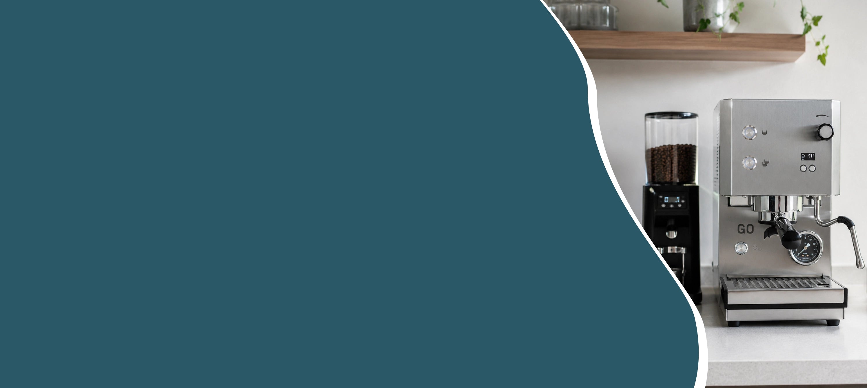 Hero banner met Profitec espressomachine met koffiemolen, portafilter, weegschaal en espresso tijdens het afstellen.