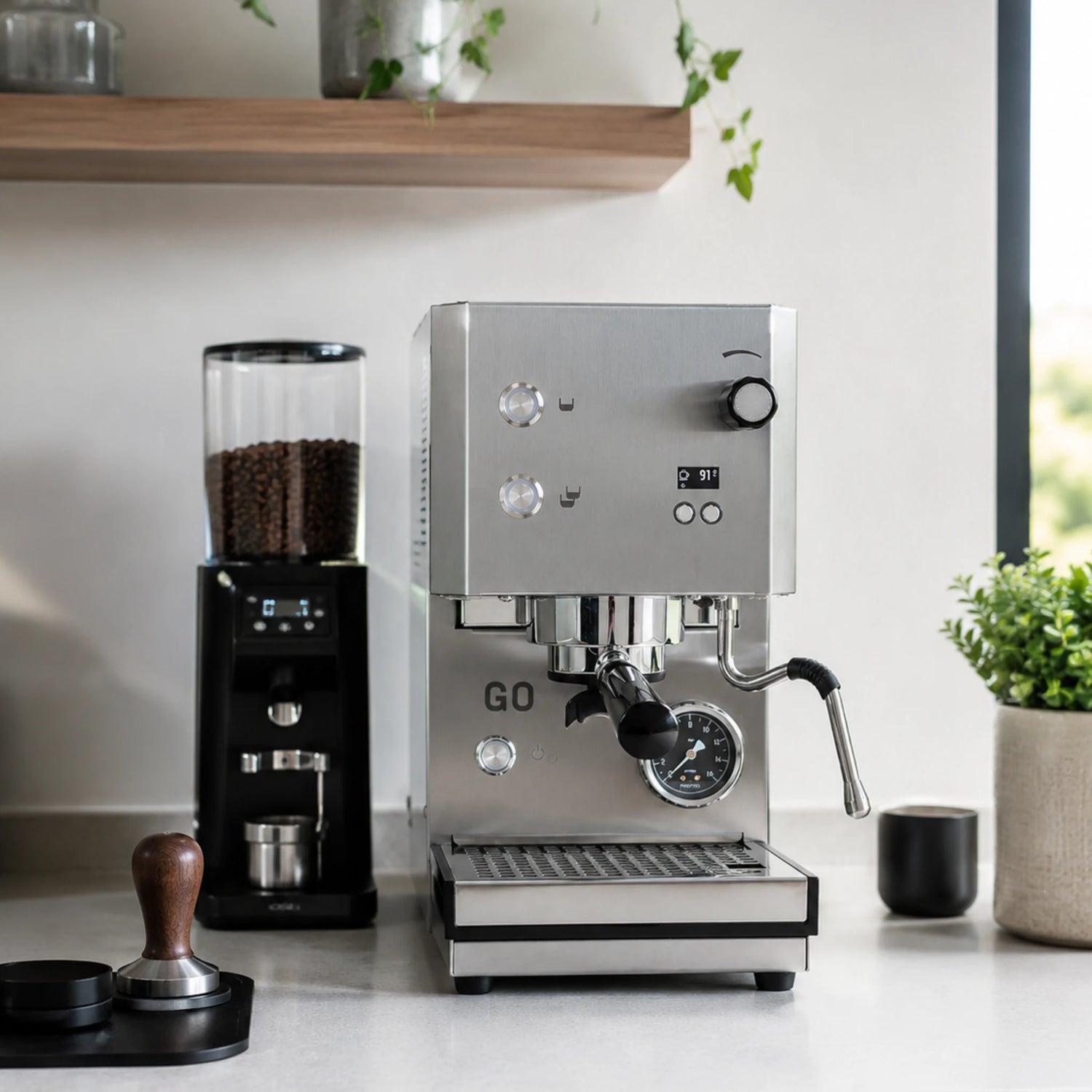 Profitec espressomachine met koffiemolen, portafilter, weegschaal en espresso tijdens het afstellen.
