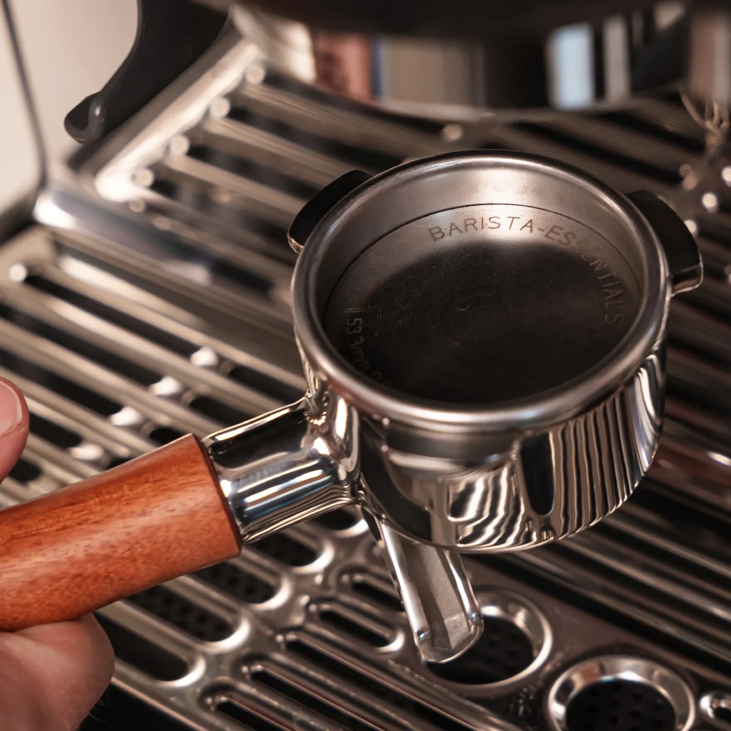 Puck Screen V2 53,3 mm in een portafilter van een Sage espressomachine voor schonere puckvoorbereiding