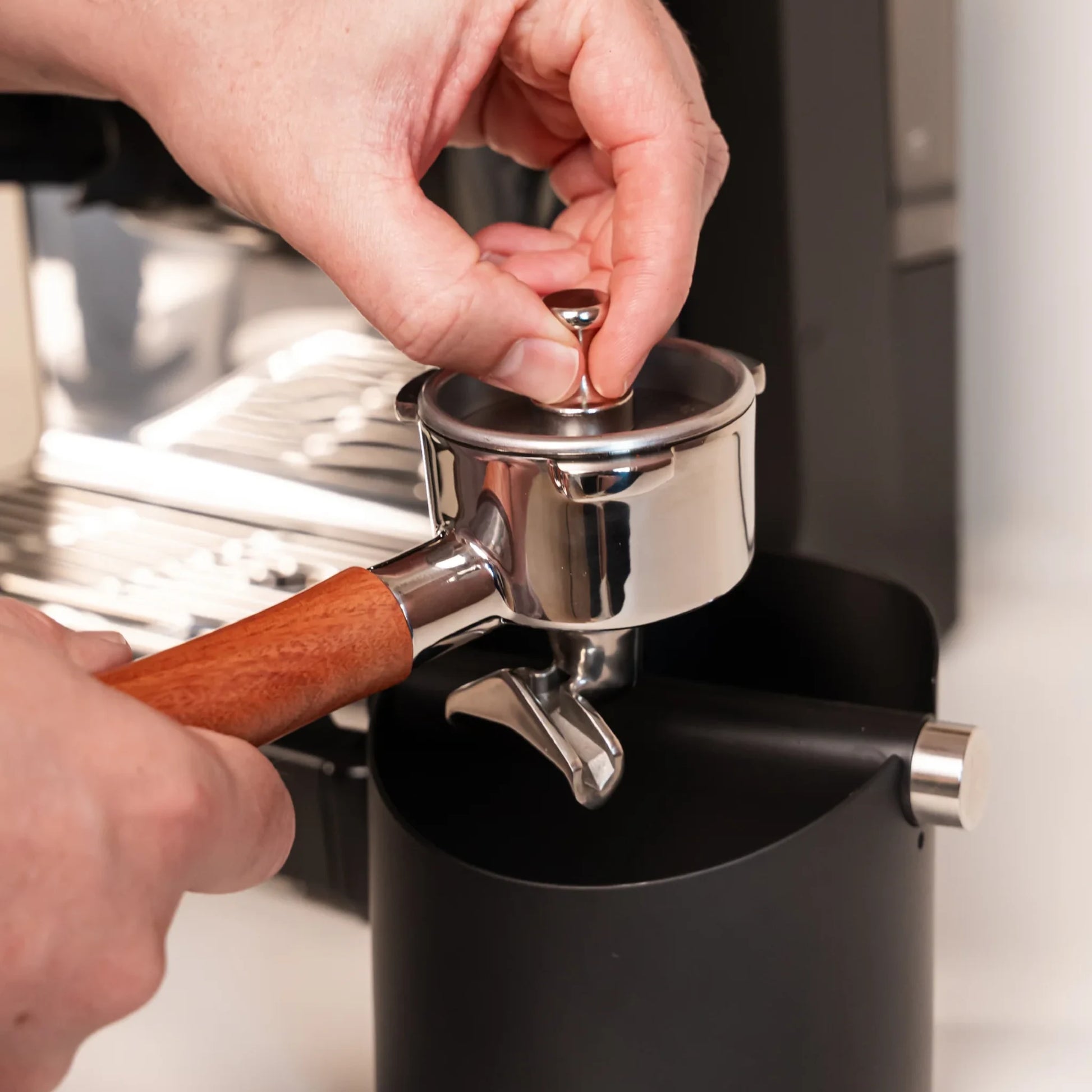 Puck Screen V2 53,3 mm met magneet wordt uit het portafilter gehaald na het zetten van espresso