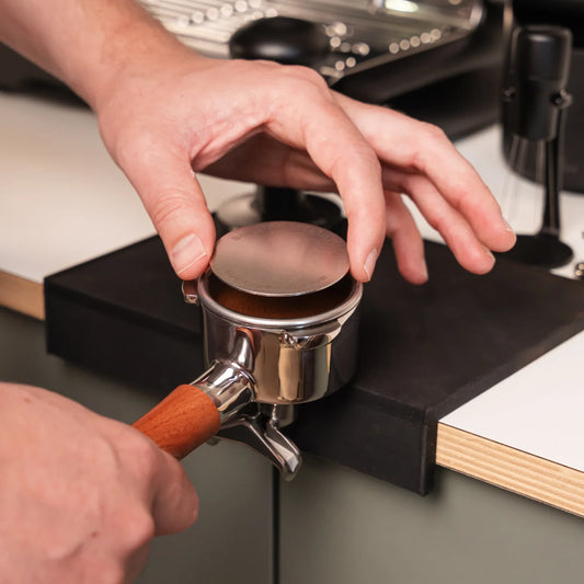 Puck Screen V2 53,3 mm wordt op een Sage portafilter geplaatst voor gelijkmatigere espresso-extractie