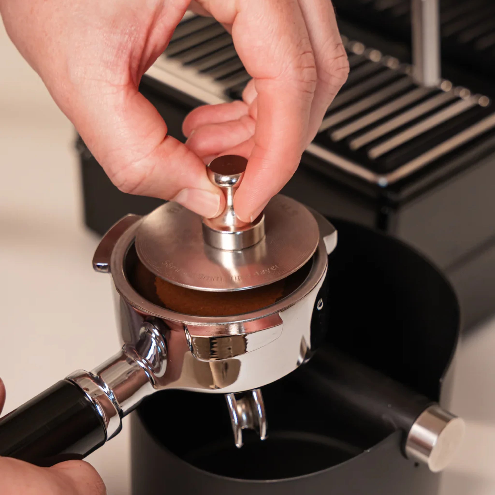 Puck Screen V2 58 mm met magneet wordt na het zetten uit het portafilter gehaald voor een nette espresso-routine.