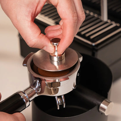 Puck Screen V2 58 mm met magneet wordt na het zetten uit het portafilter gehaald voor een nette espresso-routine.