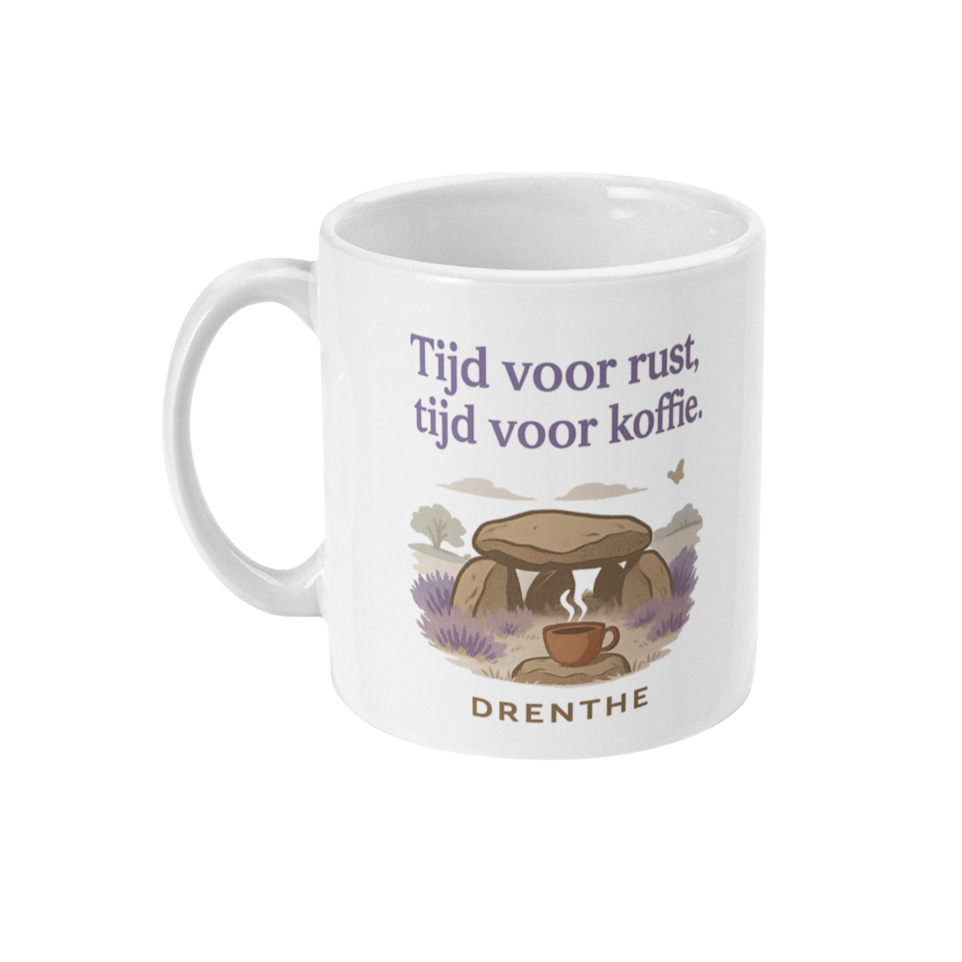 Linkerkant van de mok met paarse heide, hunebed en koffiedamp – rustige uitstraling met natuurlijke kleuren.