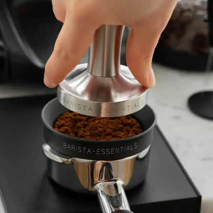 RVS espresso tamper 58mm boven portafilter met gemalen koffie voor gelijkmatig tampen