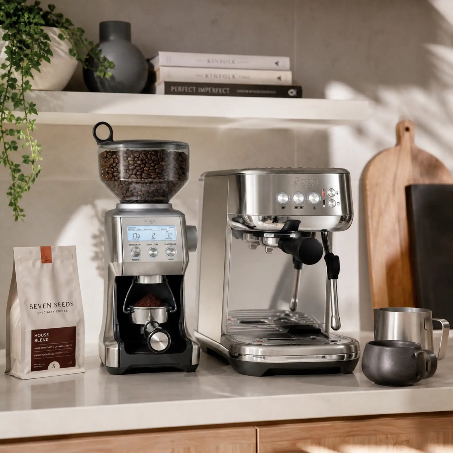 Sage Bambino espressomachine met koffiemolen op een aanrecht in een moderne keuken