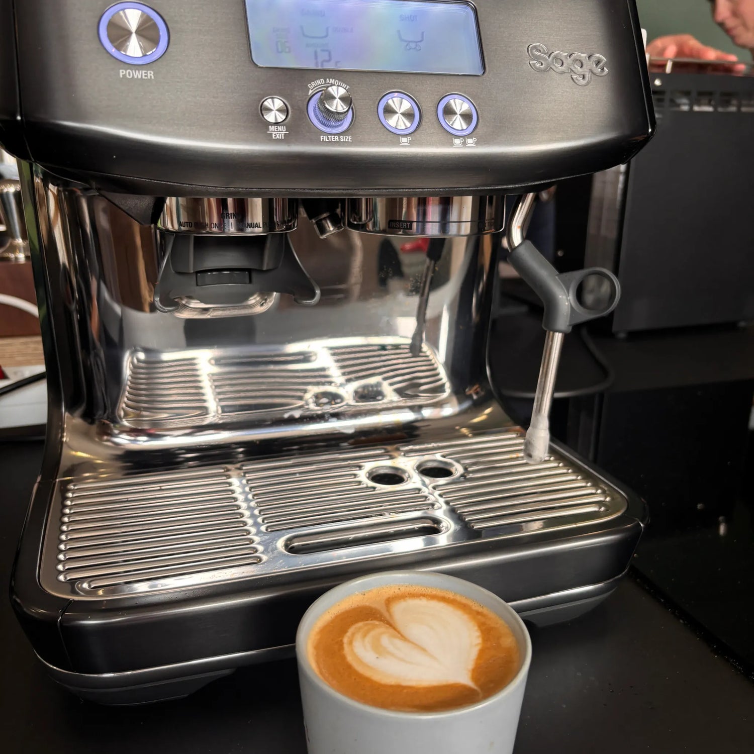 Cappuccino met latte art gemaakt op een Sage Barista Pro tijdens een privé barista workshop aan huis.