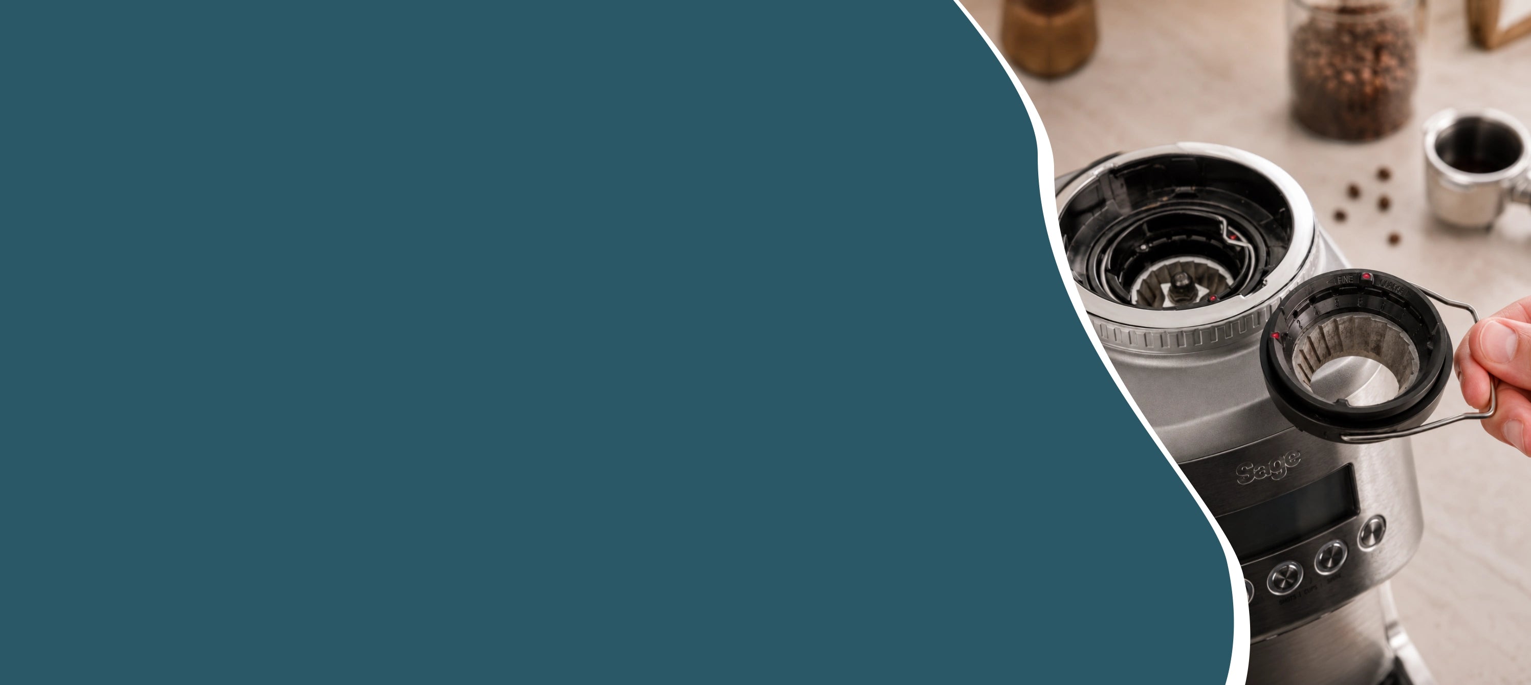 Hero banner waarop een bovenste maalschijf van een Sage-espressomachine één nummer fijner wordt afgesteld