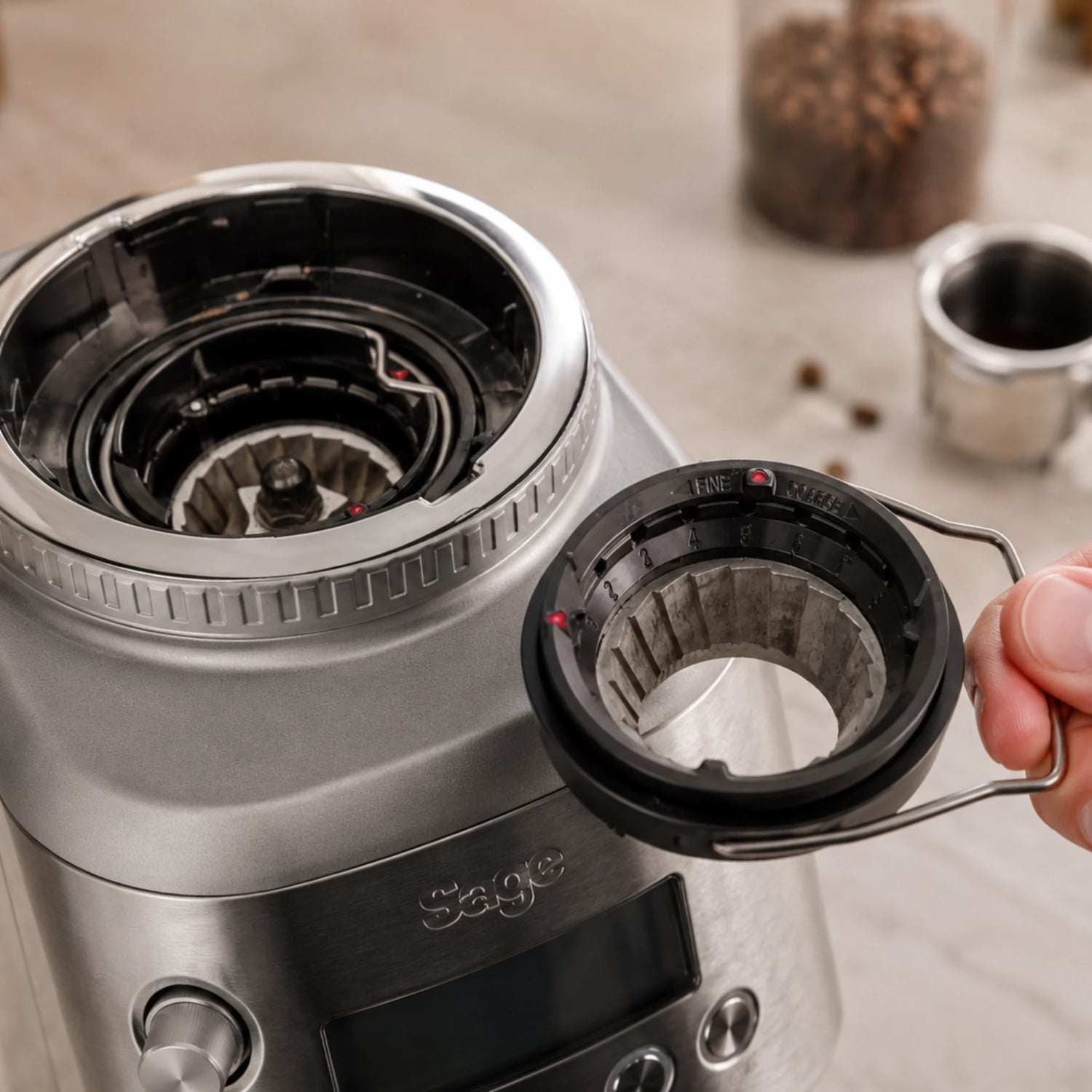 Bovenste maalschijf van een Sage-espressomachine wordt één nummer fijner afgesteld