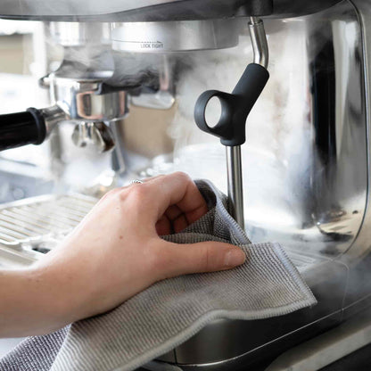 schoonmaakdoekjes grijs voor de espresso machine van barista essentials. Vooraanzicht.