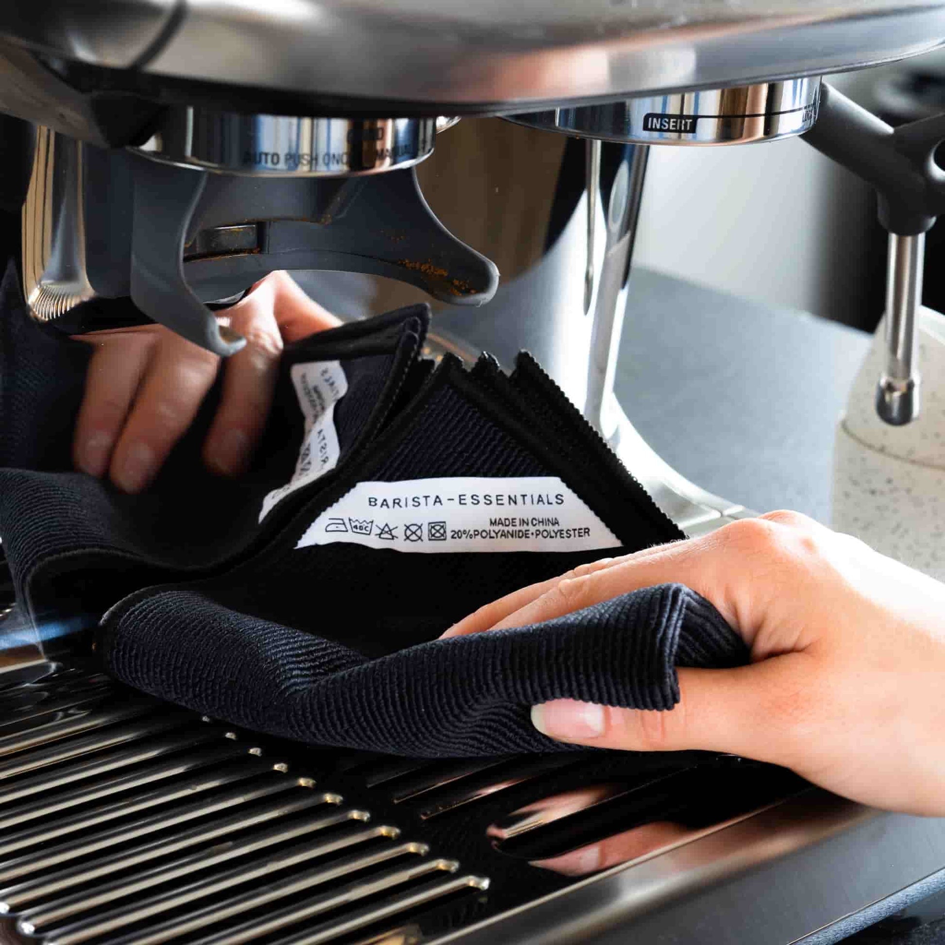 Schoonmaakdoekjes zwart voor de espresso machine van barista essentials. Zijaanzicht.