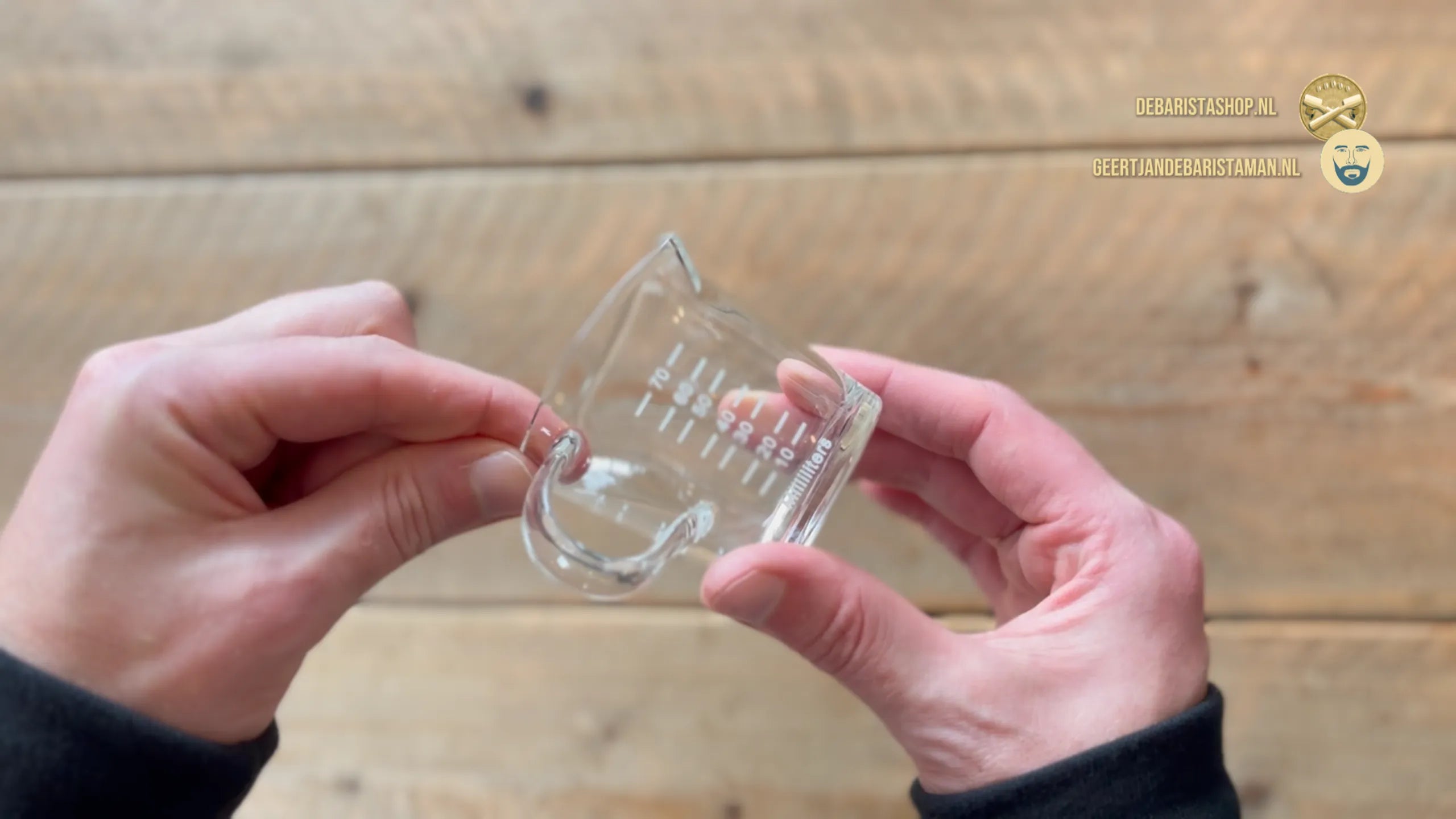 Video laden: Video van transparant espresso shotglas met dubbele schenktuit en maatstreepjes tot 60 ml – past onder portafilter en op weegschaal voor nauwkeurige espresso-extractie