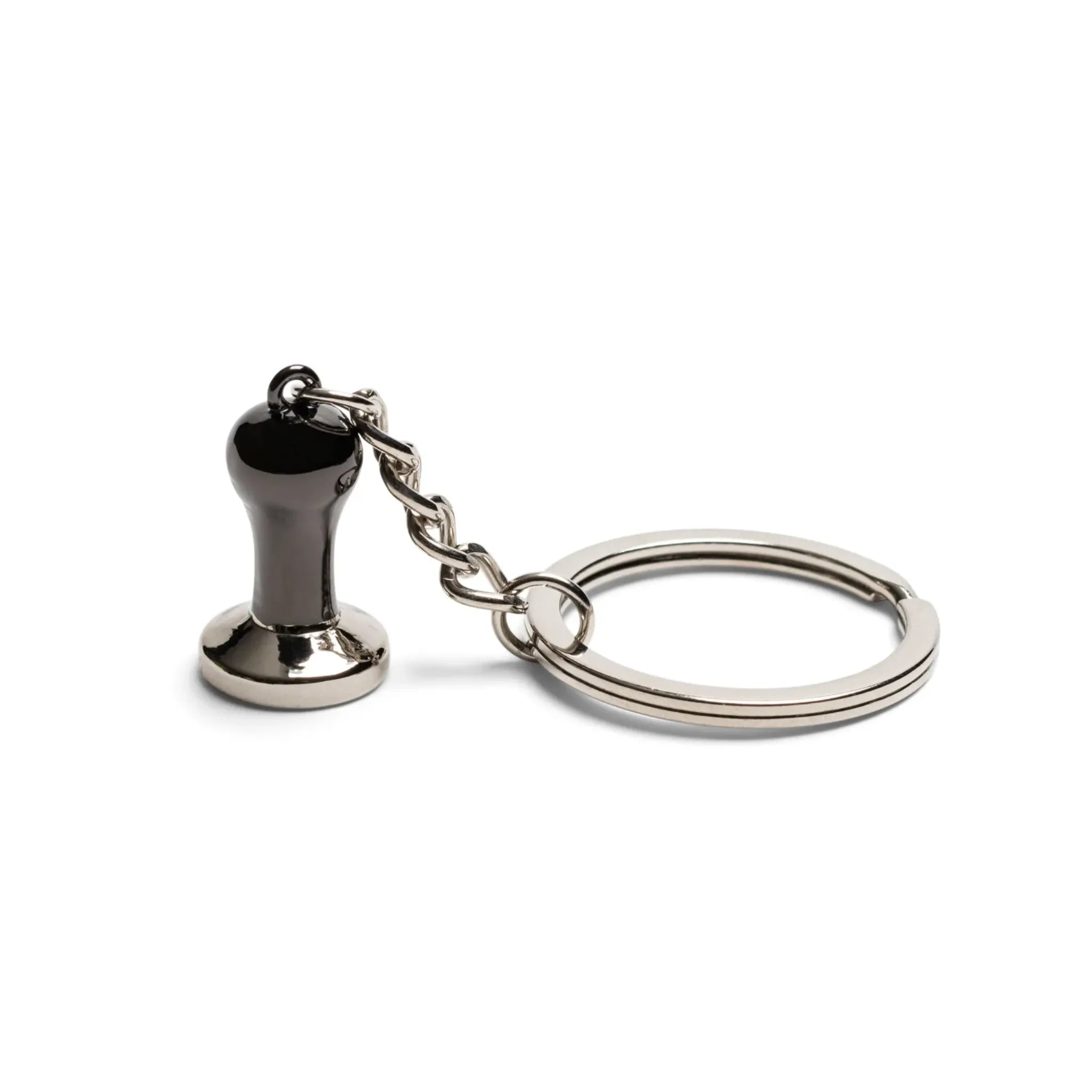 Close-up van zwarte tamper sleutelhanger met metalen ring – stijlvol accessoire voor koffieliefhebbers