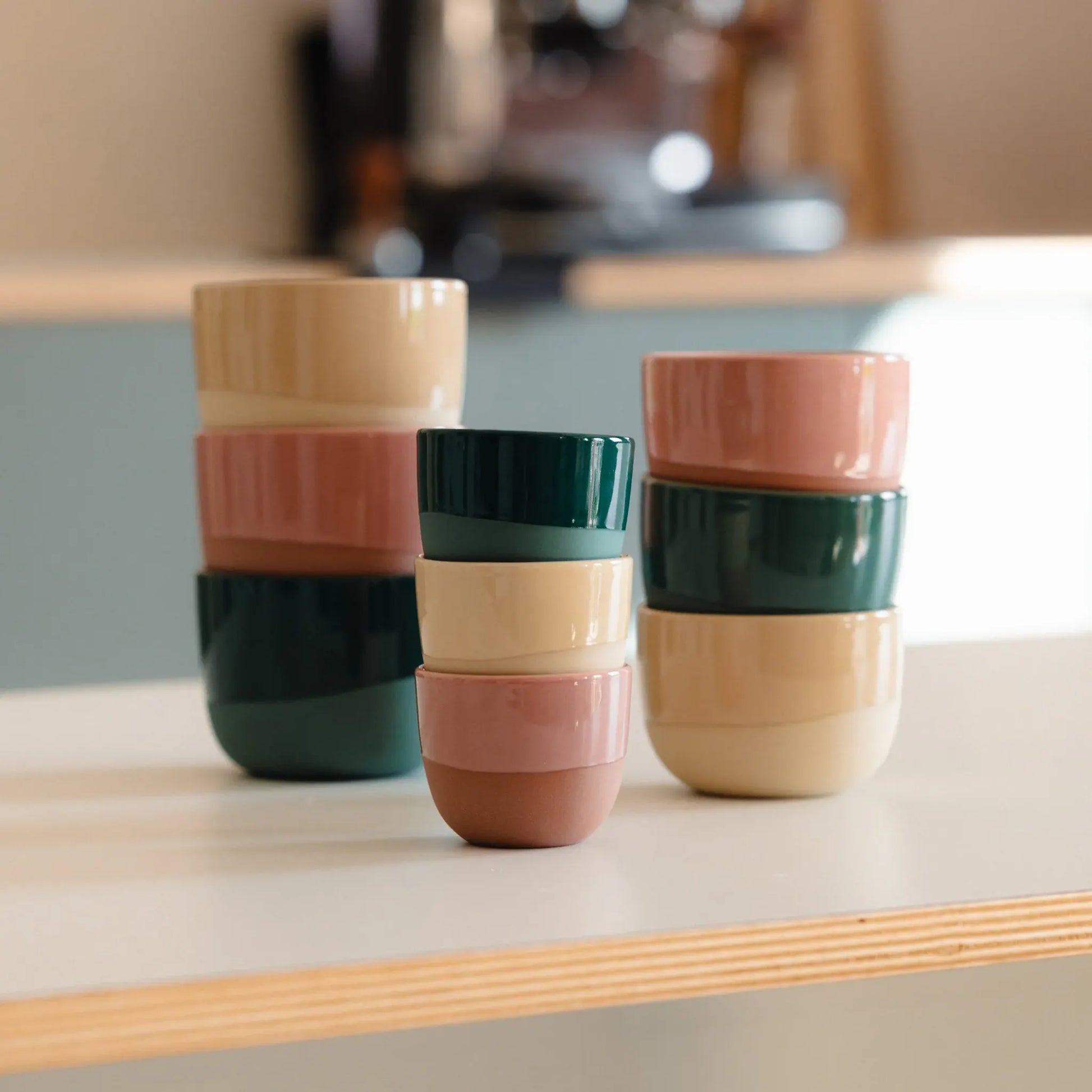 Kleurrijke, stapelbare espressokopjes van handgemaakt porselein – ontworpen voor thuisbarista’s die stijl, functionaliteit én kwaliteit zoeken. Compatibel met Sage, Krups en Gaggia machines met stoompijpje. Perfect cadeau voor de koffieliefhebber.