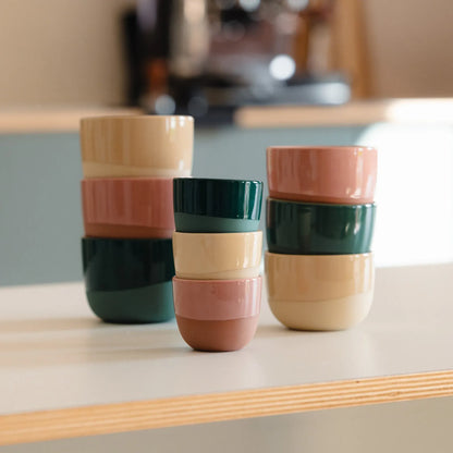 Kleurrijke, stapelbare espressokopjes van handgemaakt porselein – ontworpen voor thuisbarista’s die stijl, functionaliteit én kwaliteit zoeken. Compatibel met Sage, Krups en Gaggia machines met stoompijpje. Perfect cadeau voor de koffieliefhebber.