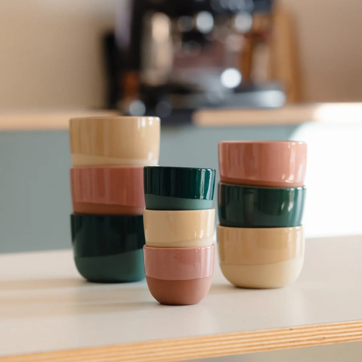 Stapelbare cappuccino kopjes van handgemaakt porselein in roze, zand en groen tinten – ontworpen voor barista’s thuis. De pink/terracotta roze variant past perfect bij Sage, Krups en Gaggia machines met stoompijpje. Ideaal cadeau voor koffieliefhebbers.