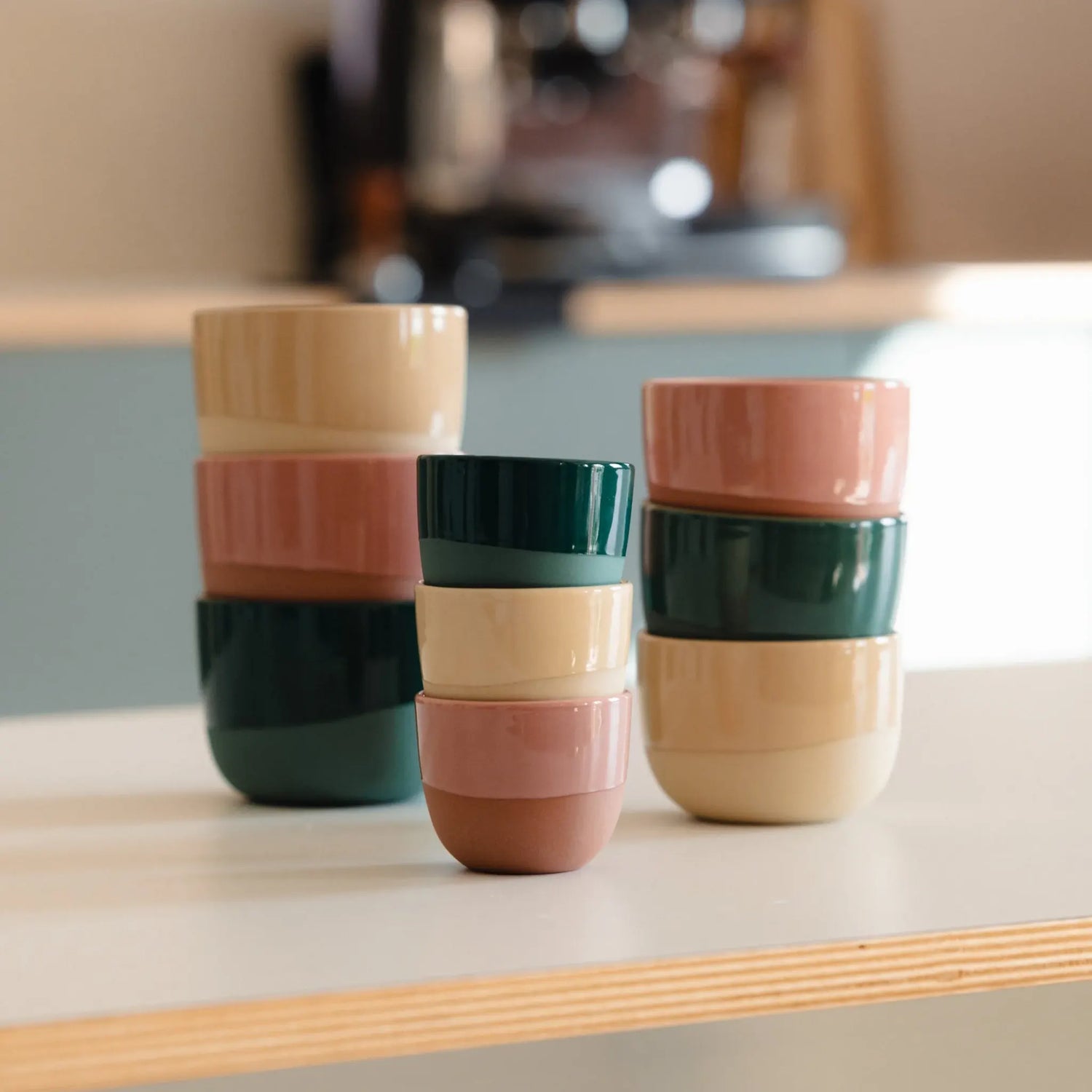 Stapelbare handgemaakte espressokopjes in roze, zand en groen porselein – ontworpen voor barista’s die stijl én kwaliteit willen. De pink/terracotta versie past bij Sage, Krups en Gaggia machines met stoompijpje. Ideaal voor je thuisopstelling.