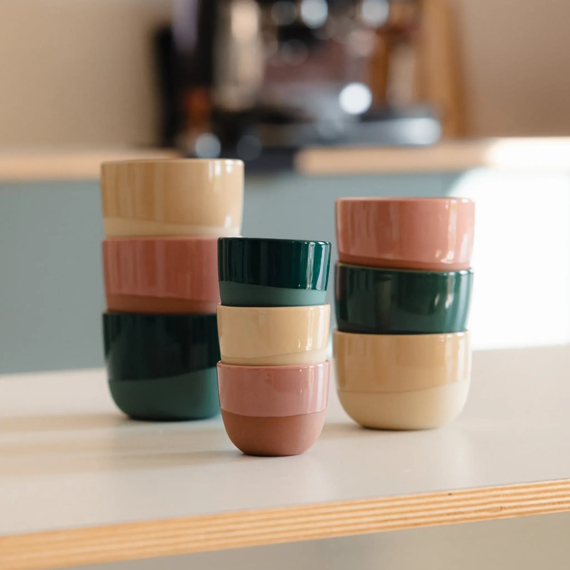 Stapelbare handgemaakte espressokopjes in roze, zand en groen porselein – ontworpen voor barista’s die stijl én kwaliteit willen. De pink/terracotta versie past bij Sage, Krups en Gaggia machines met stoompijpje. Ideaal voor je thuisopstelling.