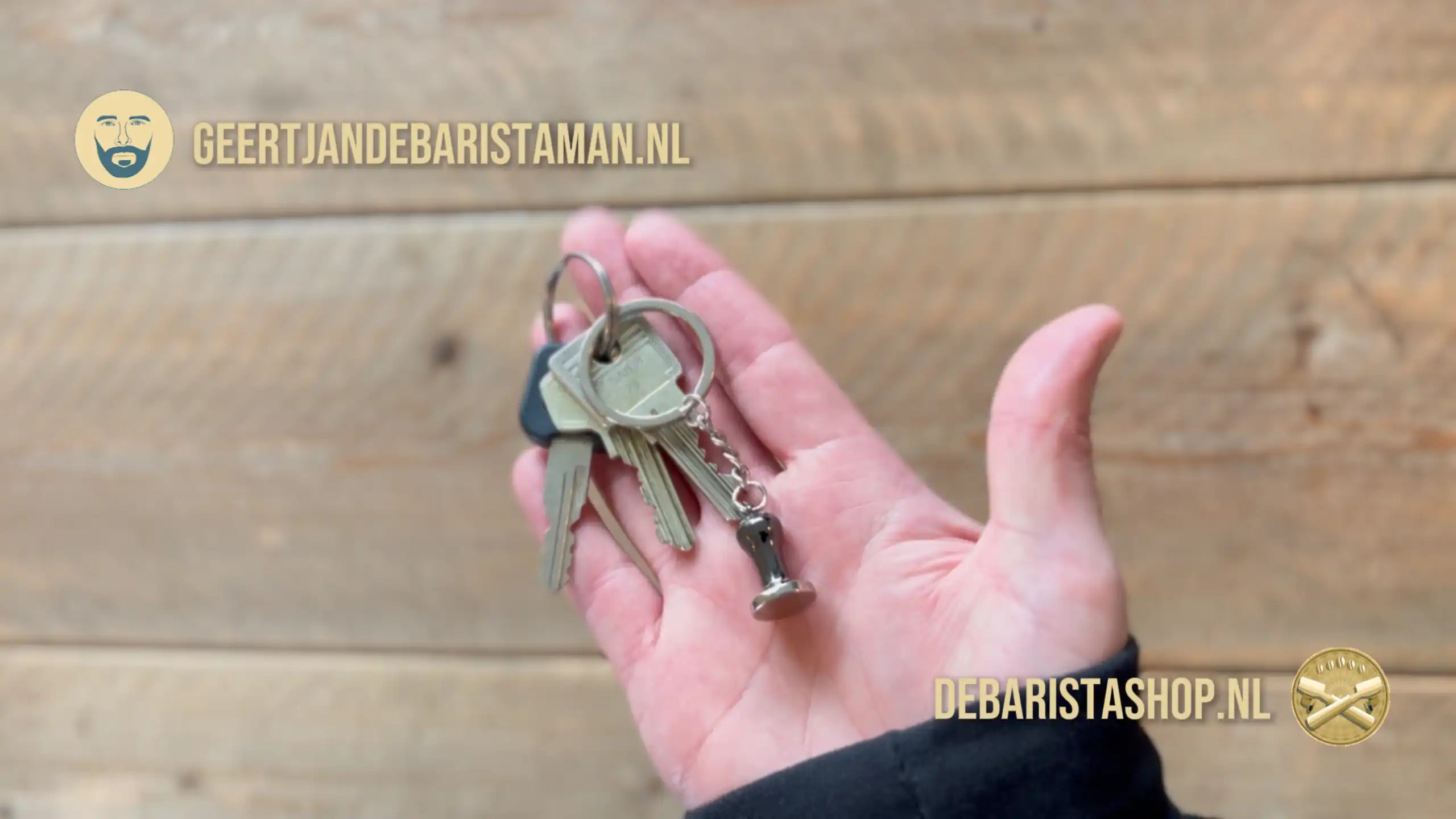 Load video: Tamper keychain on a key ring in hand – an original coffee gift for home baristas, available at DeBaristaShop.nl