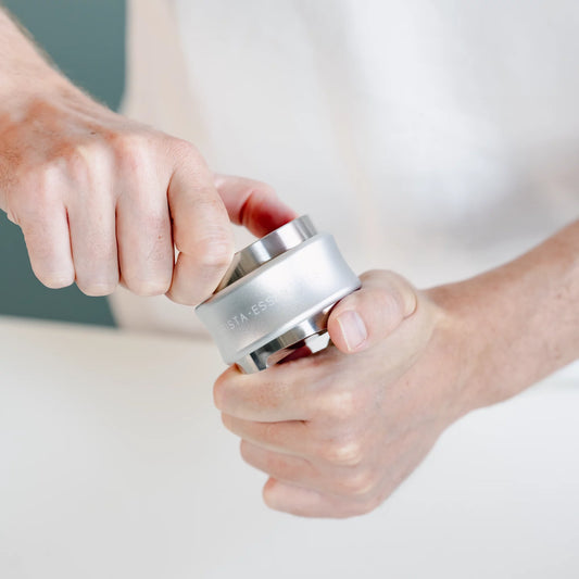 Bovenaanzicht van de 51mm tamper en verdeler combinatie, perfect voor een gelijkmatige koffieverdeling.
