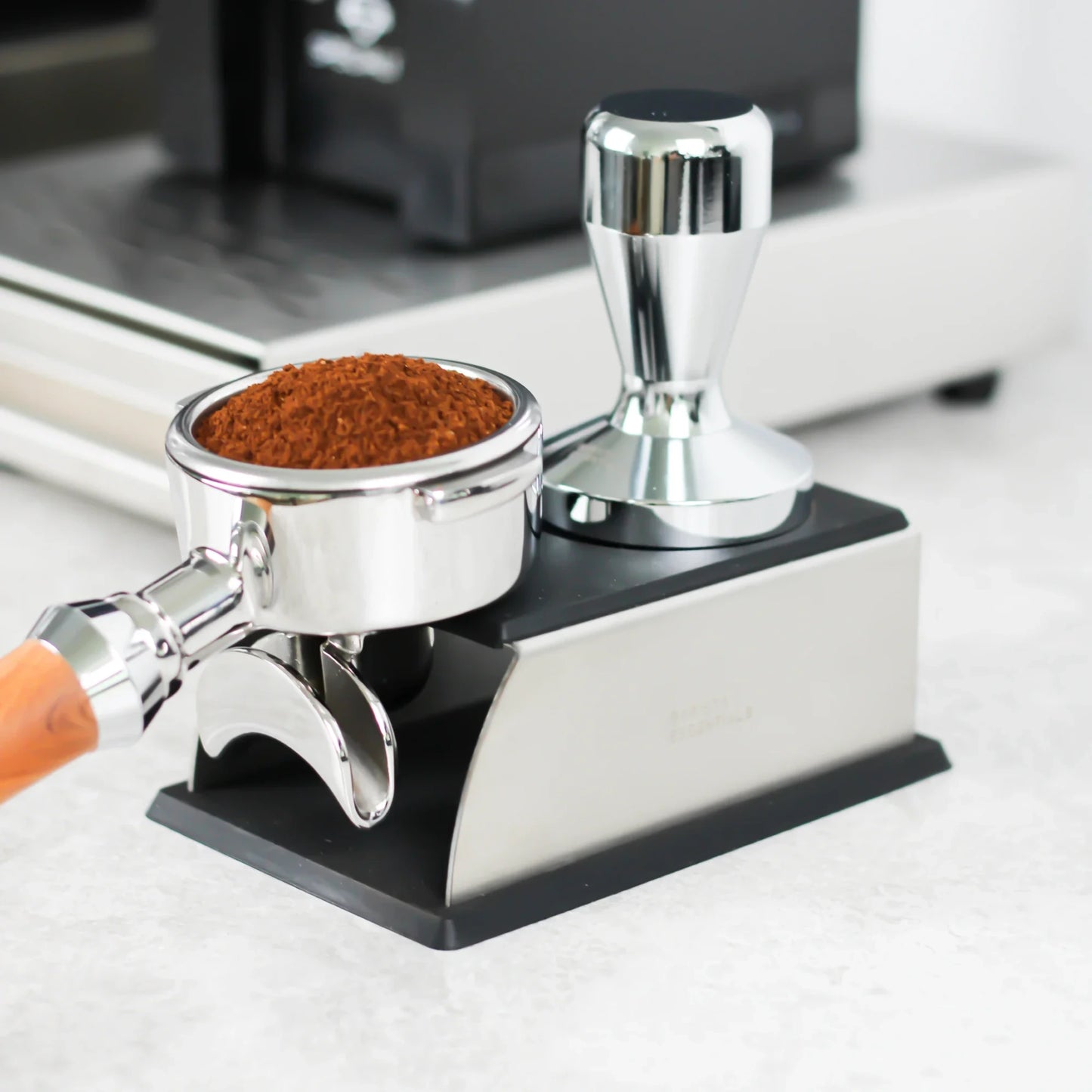 Tamper station met tamper en gevulde portafilter, ideale accessoire voor espresso liefhebbers