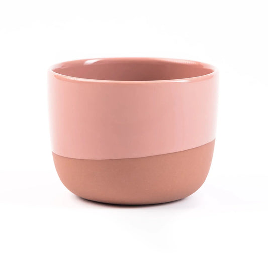 Terracotta roze half geglazuurd lattekopje op lichte achtergrond