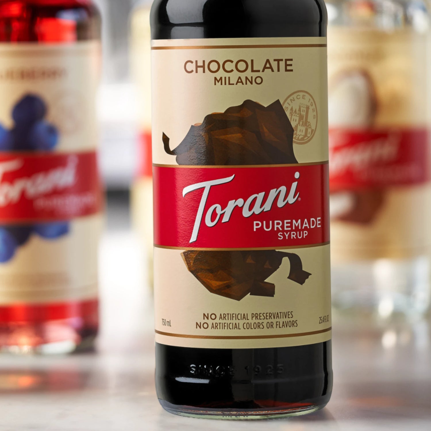 Mok met warme chocolade en Torani Chocolate Milano siroop.