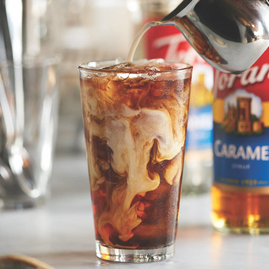 Hazelnootsiroop gebruikt in een hazelnoot-amaretto cocktail.