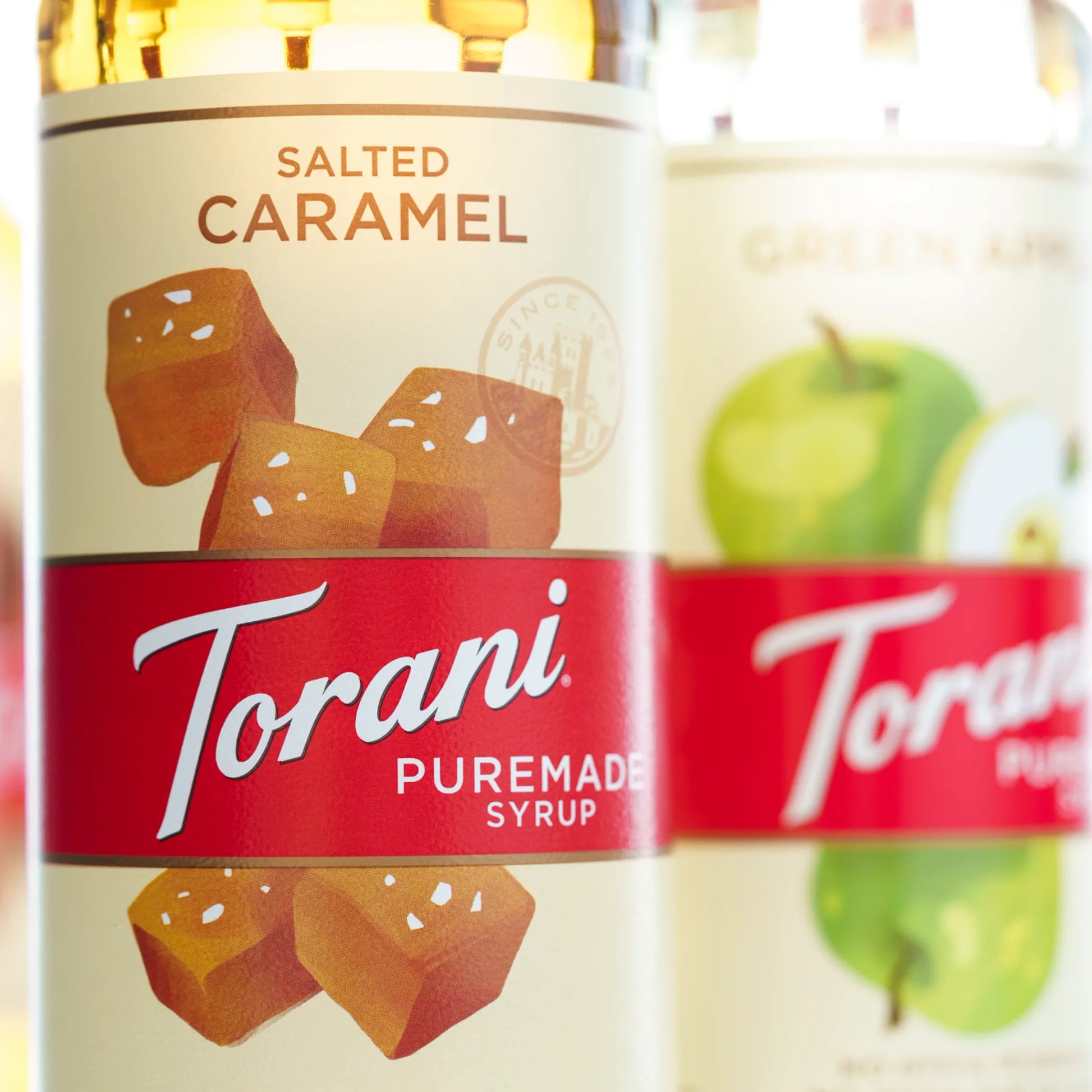 Torani salted caramel puremade koffie siroop voor in de koffie. Productafbeelding vooraanzicht. 3