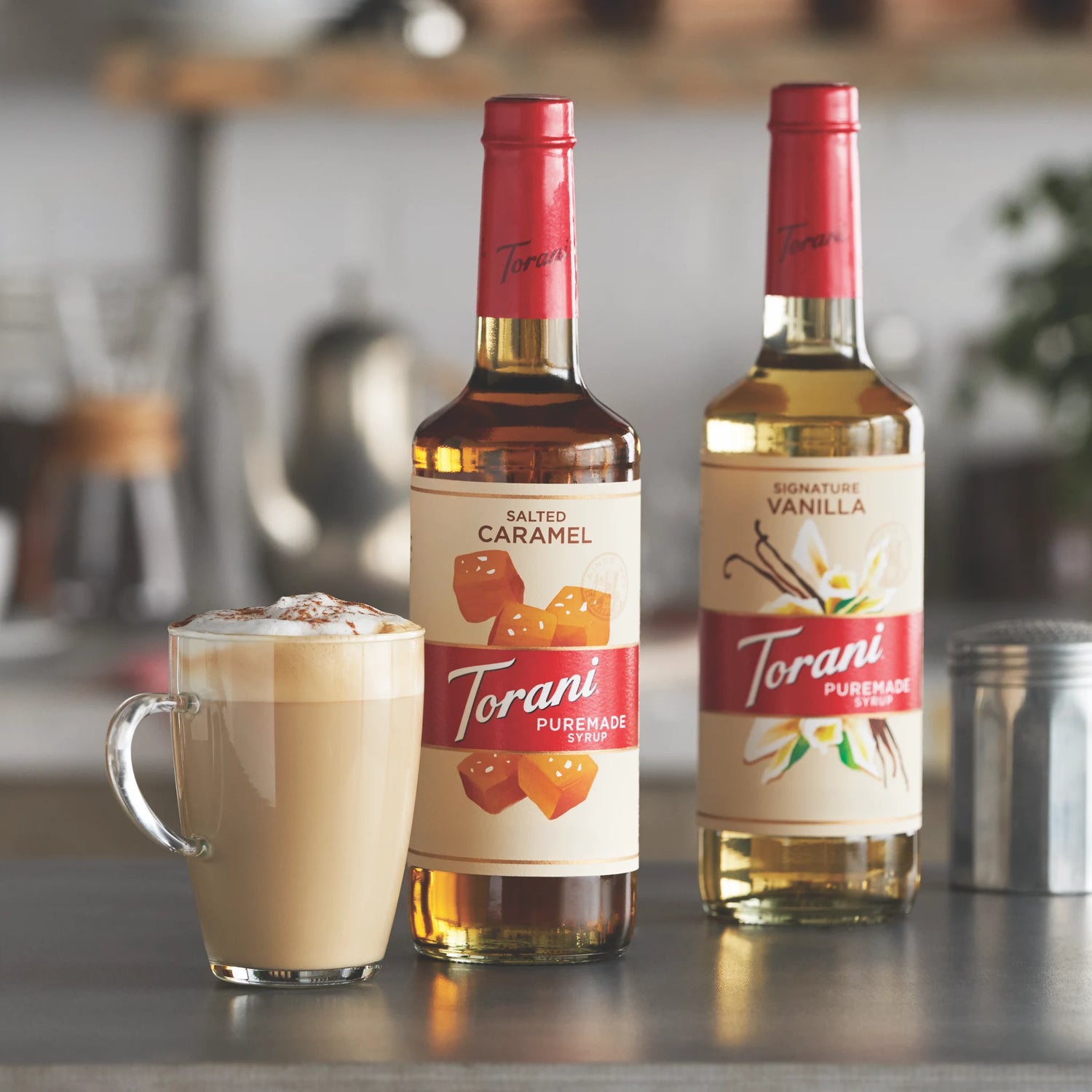 Torani PureMade Vanilla siroop in een latte voor een romige smaak.