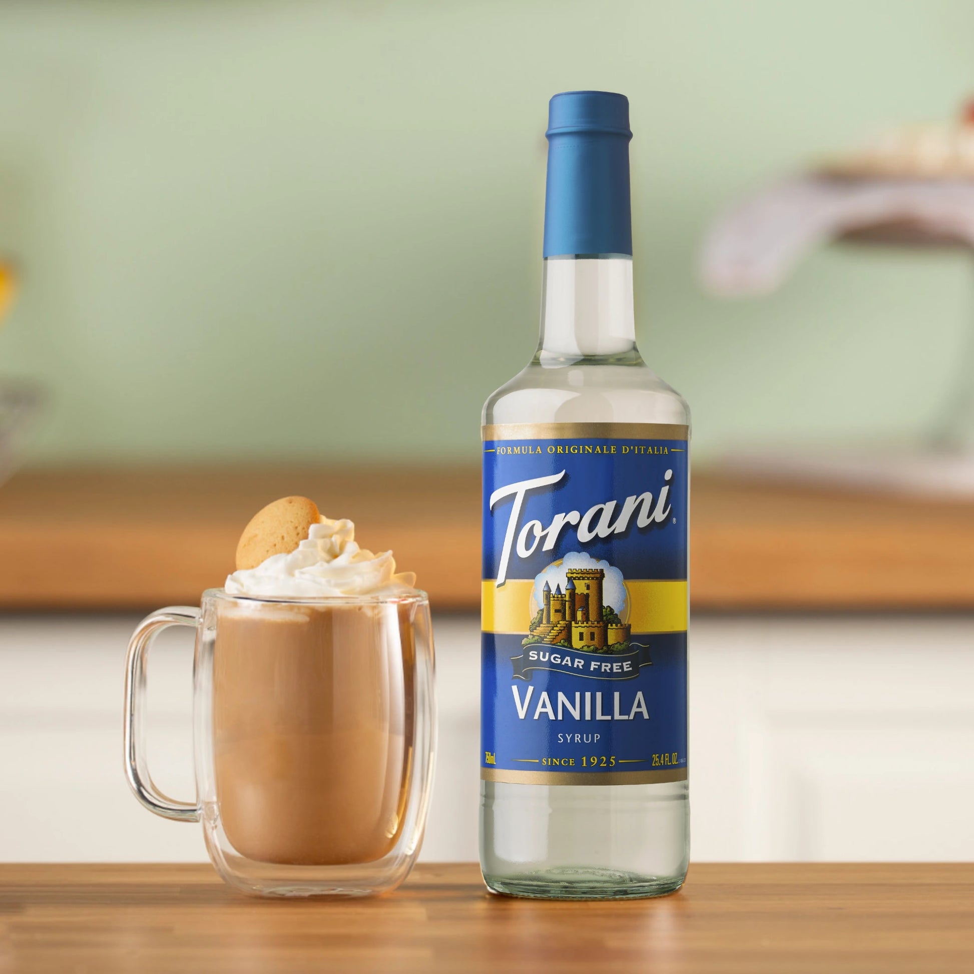 Gezonde latte met slagroom en Torani suikervrije vanillesiroop – ideaal voor koffieliefhebbers die luxe willen zonder suiker