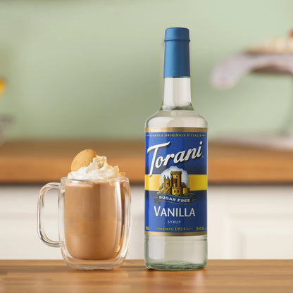 Gezonde latte met slagroom en Torani suikervrije vanillesiroop – ideaal voor koffieliefhebbers die luxe willen zonder suiker