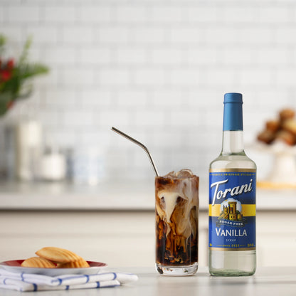Ijskoffie met een scheut Torani suikervrije vanillesiroop – ideaal voor een fris koffiemoment zonder suiker in een stijlvolle setting
