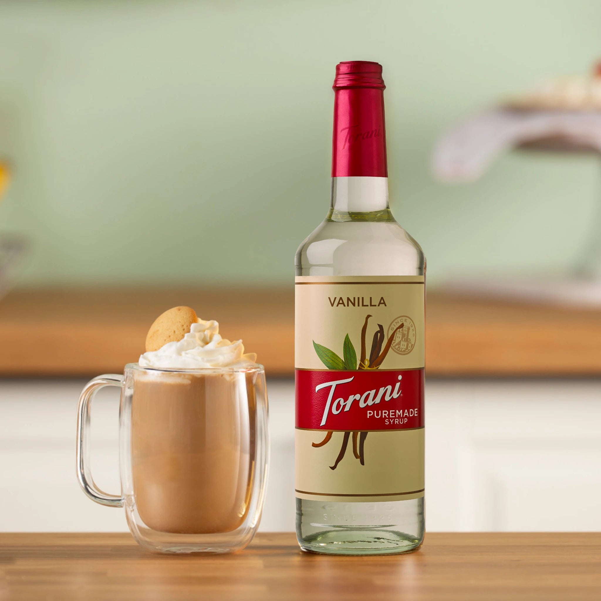 Luxe koffiedrank met Torani PureMade Vanilla en slagroom.