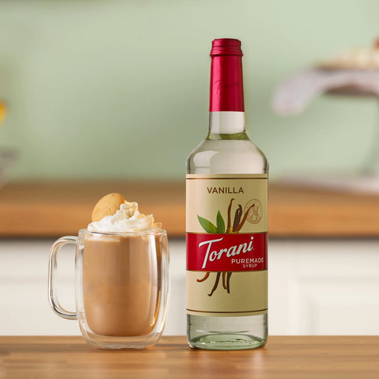 Luxe koffiedrank met Torani PureMade Vanilla en slagroom.