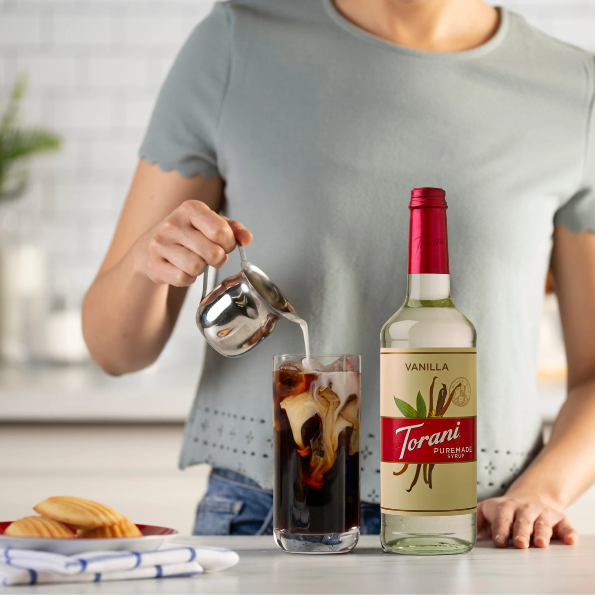 Barista maakt een Vanilla Latte met Torani PureMade siroop.