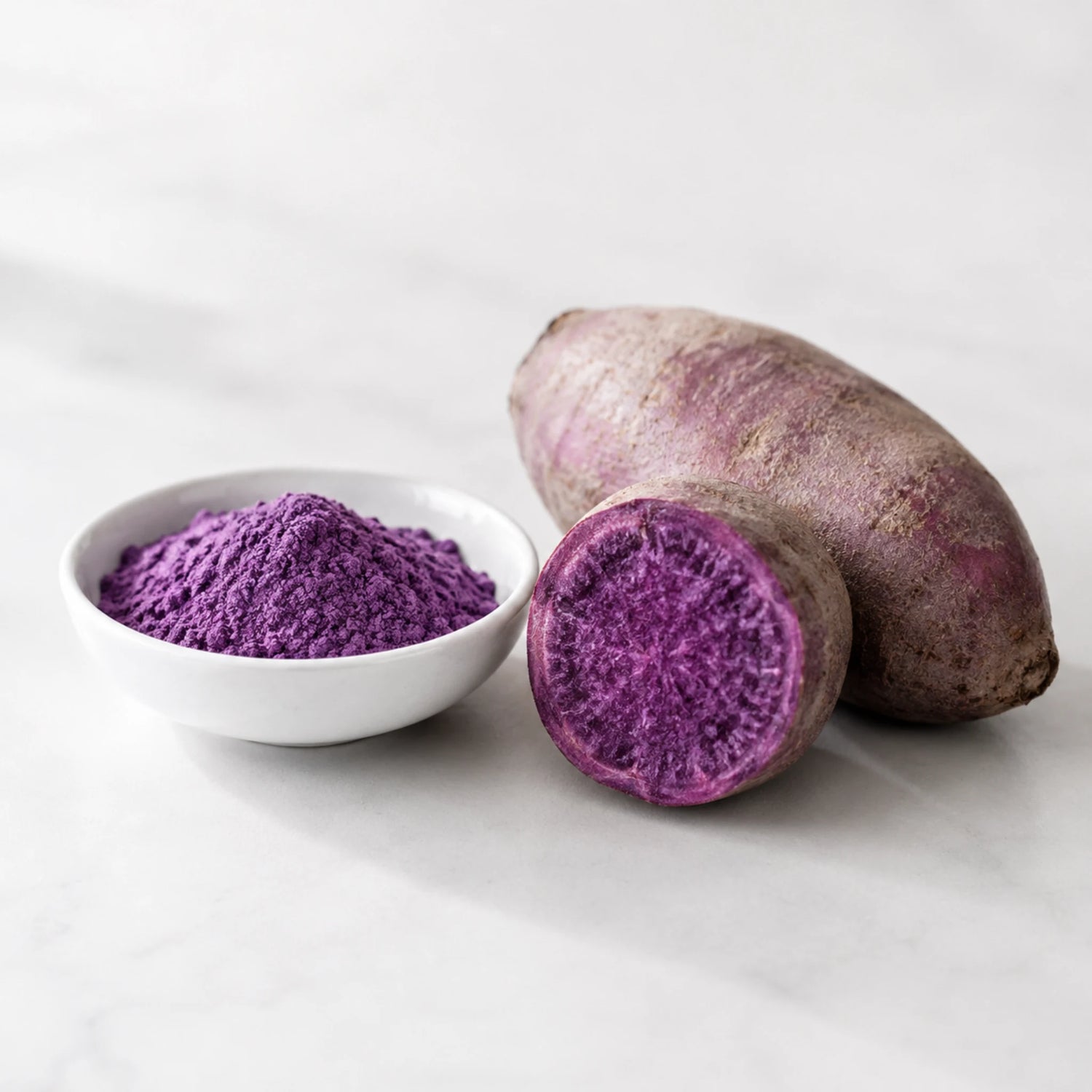 Paarse Ube yam Dioscorea alata naast Ube-poeder