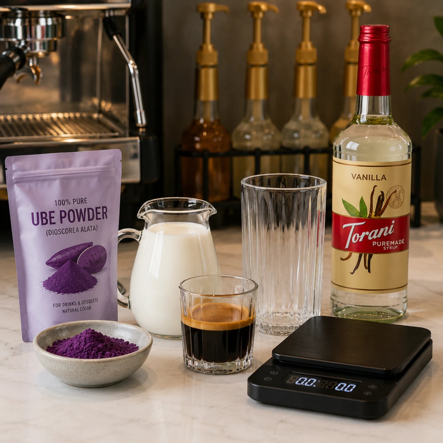 Ingrediënten voor een Ube Latte op de koffiebar: Ube-poeder, melk, espresso, vanillesiroop, geribbeld glas en digitale weegschaal.
