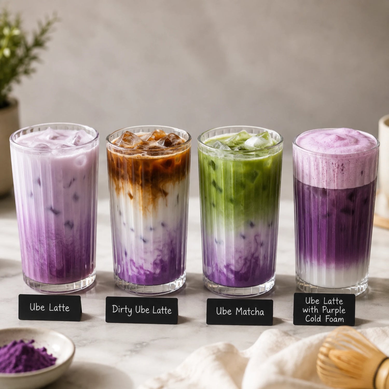 Alt-tekst: Vier paarse Ube-dranken naast elkaar: Ube Latte, Dirty Ube Latte, Ube Matcha en Ube Latte met paarse cold foam.