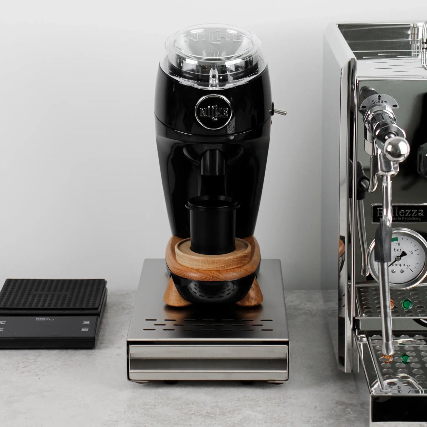 Uitkloplade zilver mini van rvs voor de espressomachine van de koffieliefhebber. Debaristashop en Geertjandebaristaman. sfeerfoto